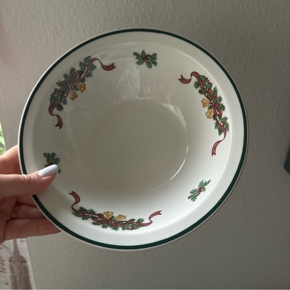 JOHNSON BROTHERS Victorian Christmas (Made in England) 8" Round Vegetable Bowl - Picture 4 of 8